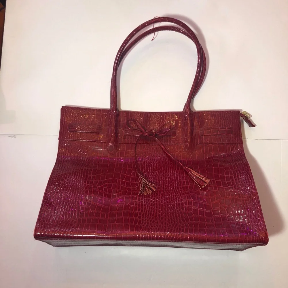 Elegant Red Crocodile-Embossed Shoulder Bag - Picture 1 of 12